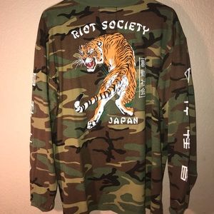A NEVER USED RIOT SOCIETY LONG SLEEVE!!!!